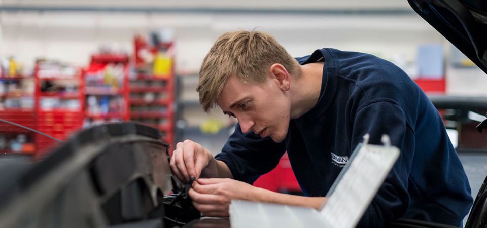 mechanic fixing convertable roof