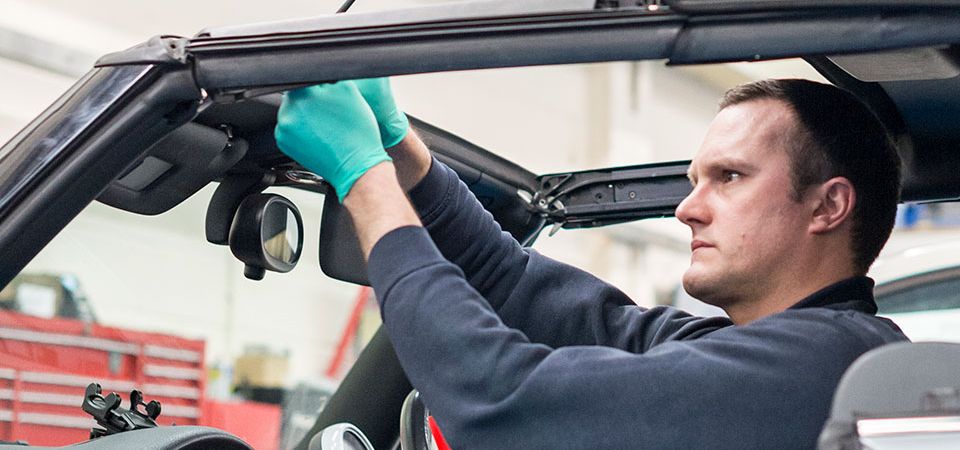mechanic fixing convertable roof